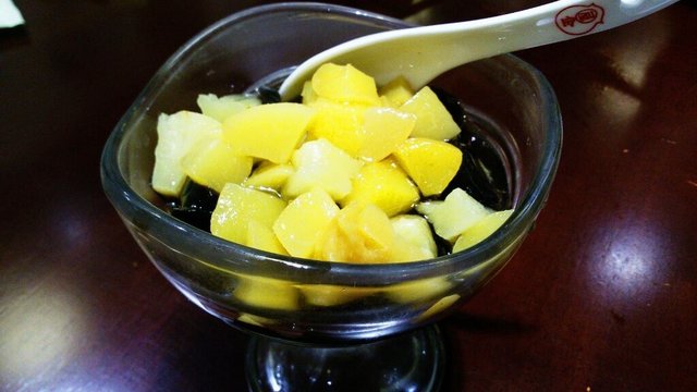 水果加龟苓膏。
