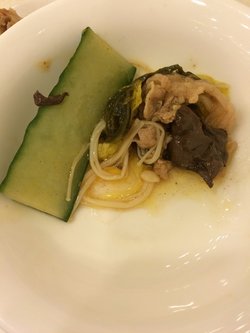 酸汤金菇煮肥牛