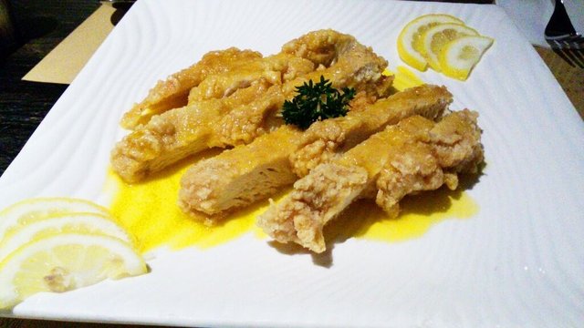 相比其他菜， 这个真的超便宜。 面粉很少， 酸酸的口感让人觉得油炸的鸡肉一点也不腻。