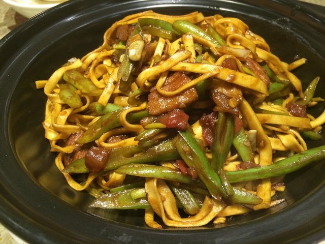九哥秘制豆角肉焖面