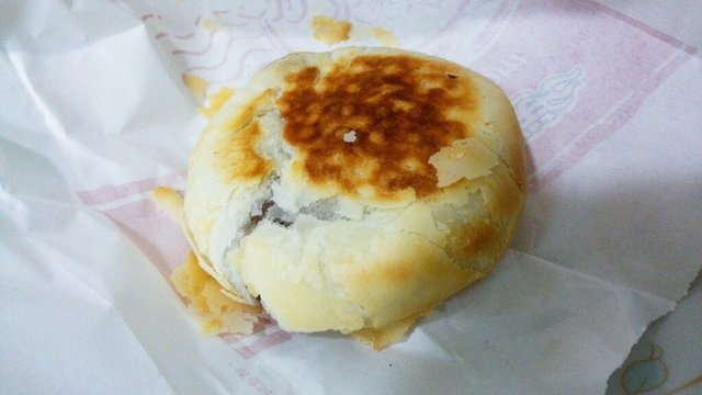 新出来的叉烧酥饼， 外表很酥香， 内馅甜甜的。