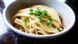 也是按份点的两份，一份就一小碗，够尝尝的。料有葱、蒜、花生碎、麻酱、辣椒、咸菜吧，扮起来吃不错。