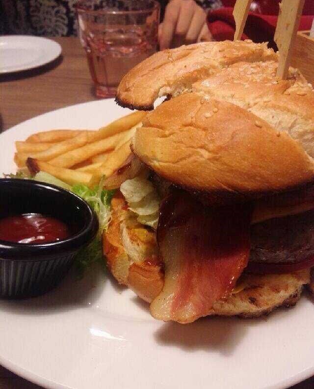 火烤培根牛肉汉堡