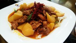 点的微辣新疆大盘鸡，果然很大一盘！大块的土豆炖的酥烂，鸡块蛮多的，压在地下的少于面皮浸了很多汤汁，极其入味。