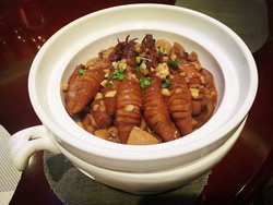 从没见过将这两种食材搭配一起的方式，籽乌再浓汁包裹下去除腥味，仅留口蘑的菌香，真是道拌饭的好伴侣。