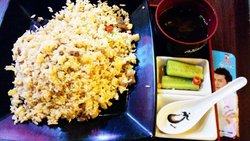 配了一份汤和小碟黄瓜，饭炒的软硬适中，要的微辣还不错。