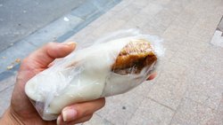 来一个经典现捏的年糕团，年糕懦而不黏牙，我喜欢又甜又咸的，加咸菜、芝麻的口味，没试过的可以试一试，真心好吃！