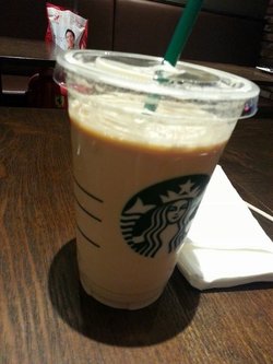 超大杯冰拿铁咖啡