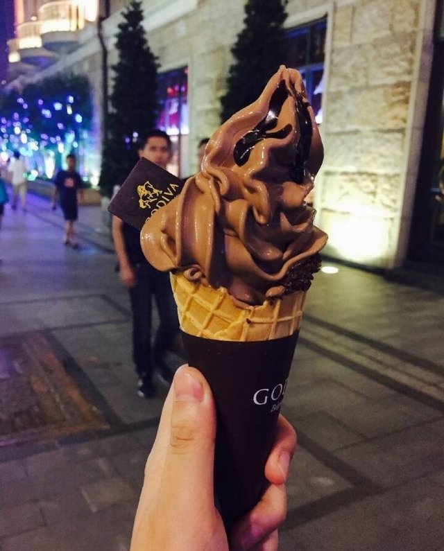 黑巧克力软冰激凌