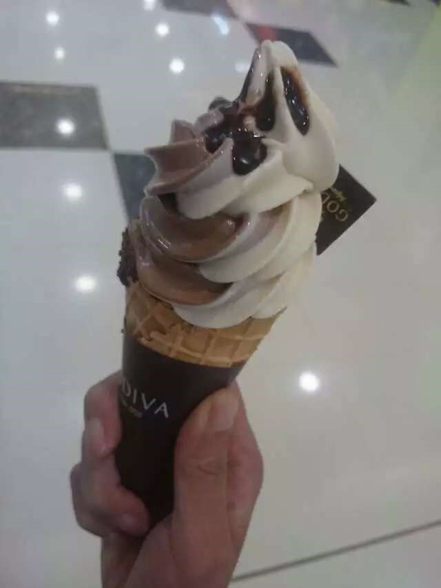 双色冰淇淋
