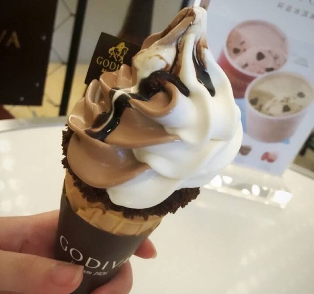 双拼巧克力软冰激凌