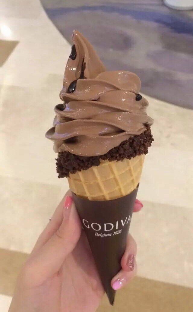 黑巧克力软冰激凌