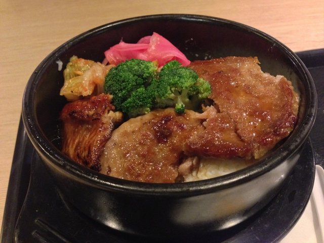 烤鳗鱼姜烧豚肉饼石锅饭