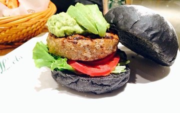 牛油果牛肉黑汉堡
