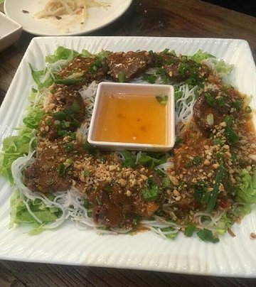 柠檬草烤牛肉配米粉