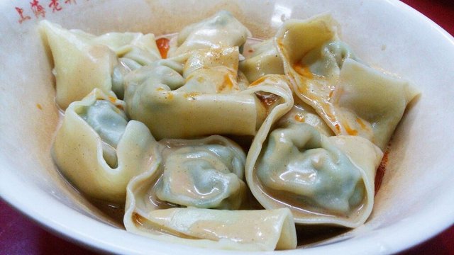 本来想着点8个的，看对面妹纸点的10个也就跟风了，真的后悔，馄饨个头真的是大，硬撑着吃光的。好吃是不用说的，这个花生酱跟外边的不一样，有点别的味道说不上来，馄饨皮很滑有韧劲，