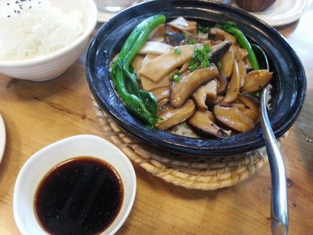 蘑菇煲仔饭
