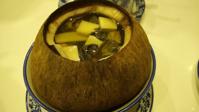 原只椰子炖乌鸡