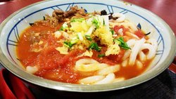 买了中份的，份量也是足，妹纸吃正好。酸酸甜甜的很开胃，牛肉很嫩。结账旁边有各种小料可以自取，我加了天妇罗花、辣豆豉、葱花、盐。