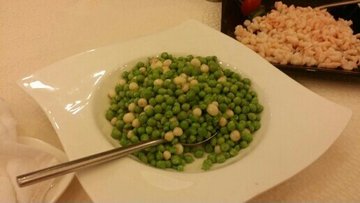 甜豆鸡头米