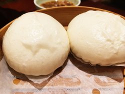 白色的面皮软软的入口即化，奶香味浓郁，内陷咸甜，是我吃过最好吃的流沙包之一！