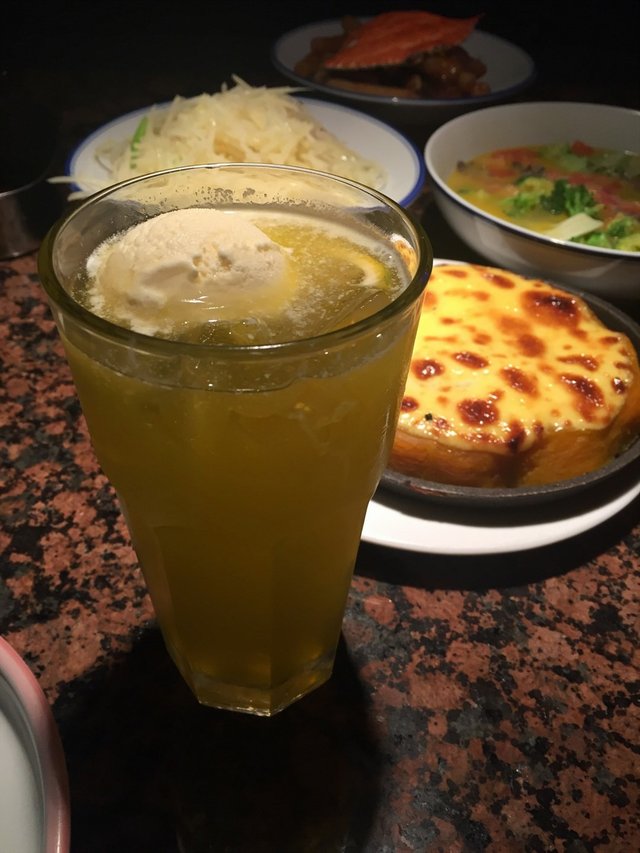 菠萝冰淇淋果汁