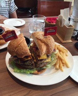 经典双层牛肉汉堡
