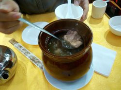 土鸡香菇瓦罐汤