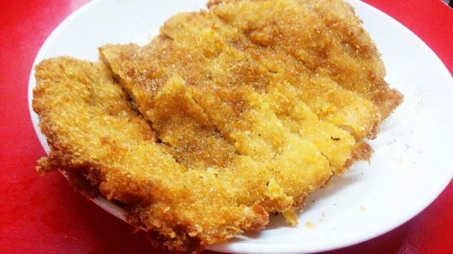 真的很大一块猪排，外酥里嫩炸的刚刚好，配上上海辣酱油简直完美。不过我是把猪排浸到馄饨的花生酱汁里面，猪排回软了点味道更香更好吃了！
