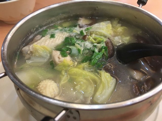 这个不就是煮粉丝放了点蘑菇么…而且特别小一锅…味道倒是不错，汤头鲜美，蘑菇、鸡肉滑嫩。