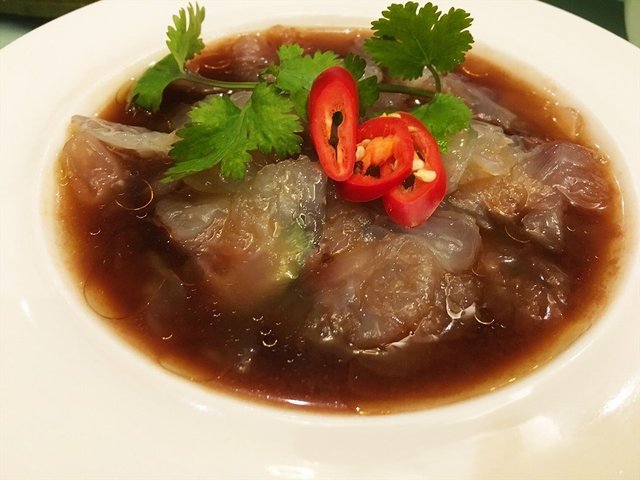 海蜇皮的料汁真的很重要，这个就调的酸酸甜甜十分好吃，本身没味道的海蜇被浸的很好吃。