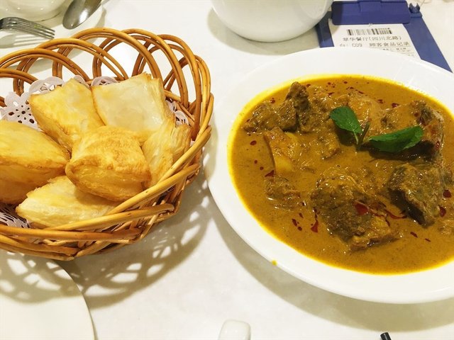 更喜欢咖喱陪着面食，特别香，牛腩、土豆好吃入味！