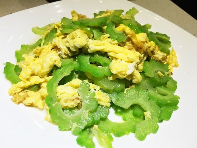 最近上火，苦瓜的苦味蛮明显的，鸡蛋炒的很嫩，味道偏淡，鸡蛋很多！