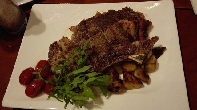 500g带骨肉眼牛排配樱桃小番茄、烤土豆(战斧牛排)