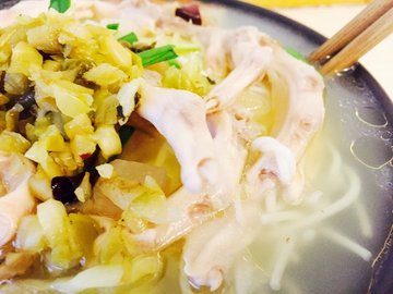 酸萝卜鸭掌米线