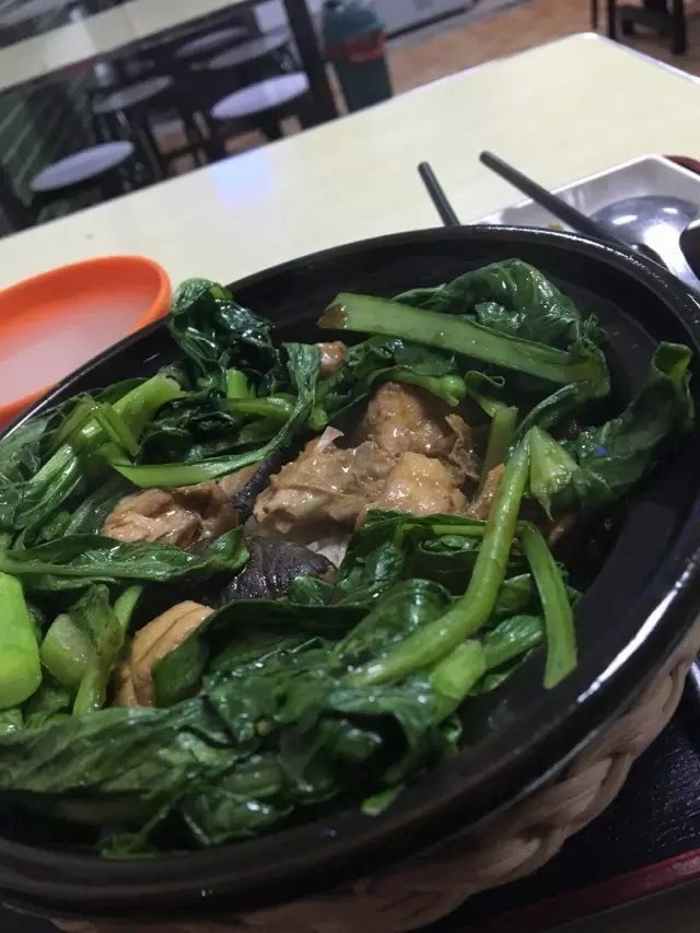 香菇滑鸡煲仔饭