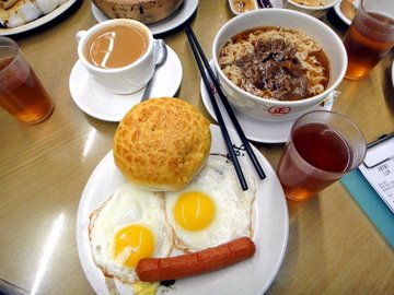 早晨套餐G (包括沙爹牛肉公仔面、菠萝包、肠仔 双蛋、饮品)