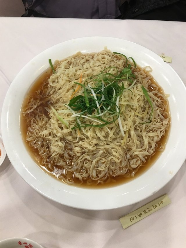 (大地鱼汤底)，我一个人喝光所有汤，香港酒席份量。