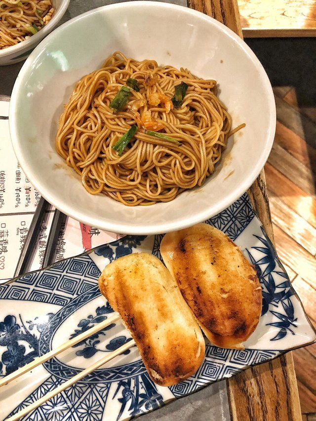 蔥油麵及串烤饅頭片