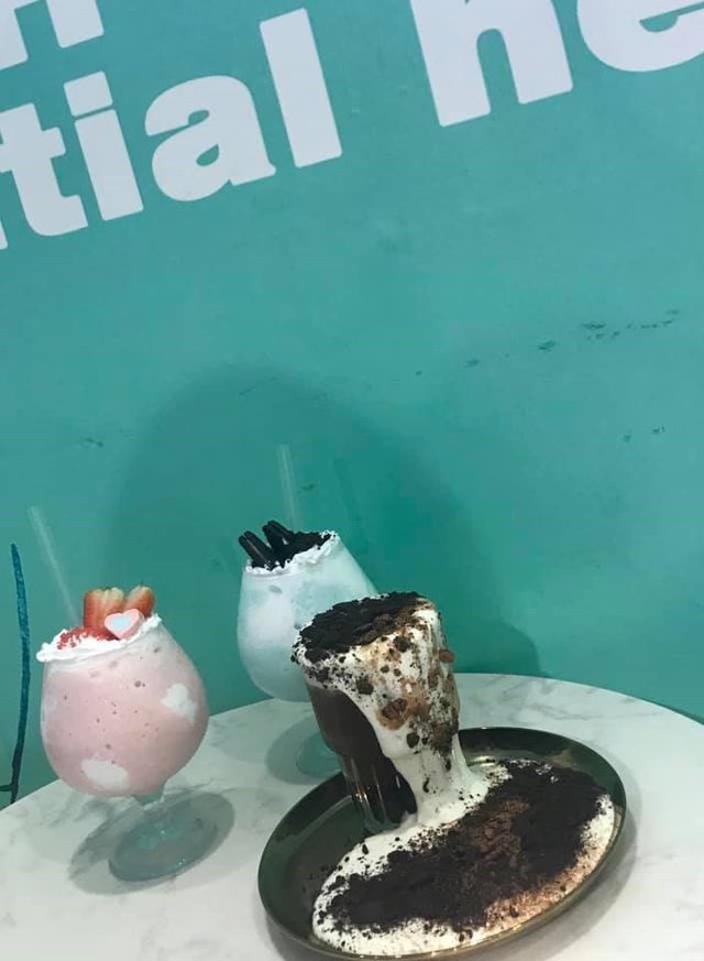 朱古力曲奇奶昔、士多啤梨月奶昔