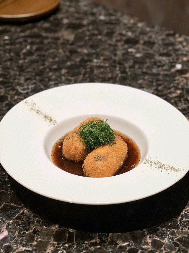 和牛芝士可樂餅佐松露醬 