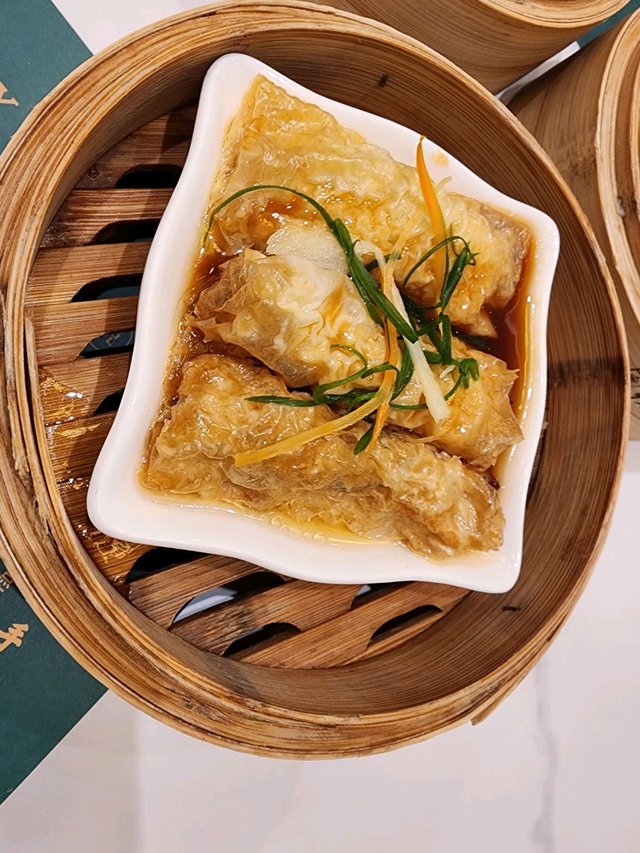 鮑汁腐皮金菇卷