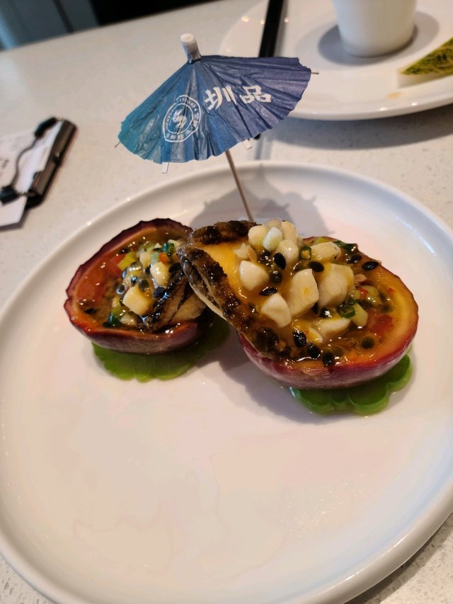 店員推介佢地新食法，即管試吓。。一試好奇，百香果嘅酸同鮑魚唔多夾，而且本應啖啖肉嘅鮑魚每口又會咬到百香芓，就好似食蜆有沙一樣，鮑魚都係傳統蒸法算喇🤣