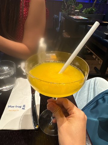 同事生日選了藍蛙happy hour，餐廳環境很好，食物好吃，酒水夠勁，價錢也很合理。服務員服務態度超好，又幫忙拍照又送食物，我們一羣人都很開心，大推！