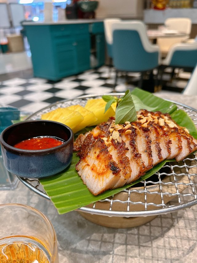 西贡炭烧猪颈肉配菠萝