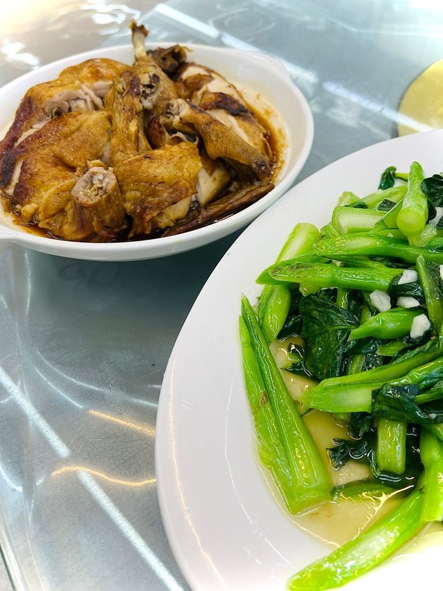 steamed soy chicken & choisum