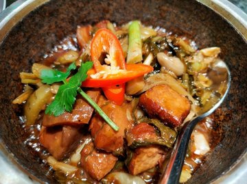 潮州酸菜炆红烧肉 (例)