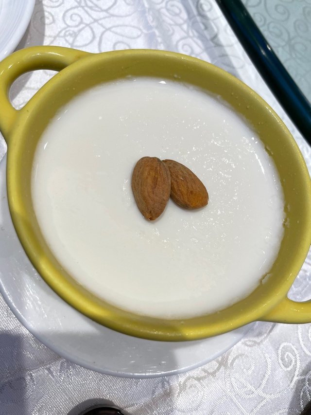 杏仁豆腐口感細滑，唯頂部兩粒杏仁已稍軟腍，若杏仁香氣能更濃郁更佳。