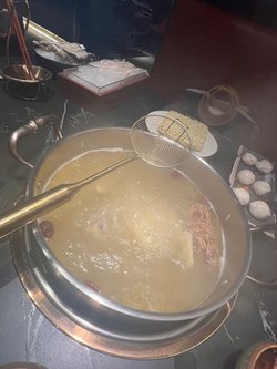 汤底有鸡汤，清汤，清补凉，酸汤选择，个人觉得脆肉鲩要清汤配搭比较清新。