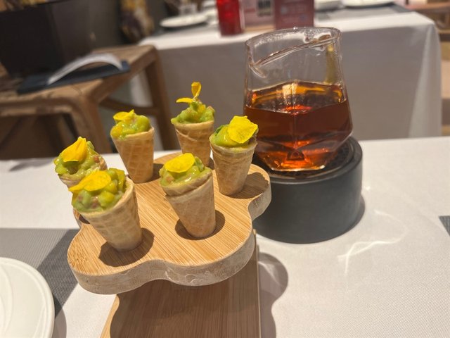 這個套餐包含的芒果牛油果脆糖，細細的很易入口，但要快食，不然會變軟。